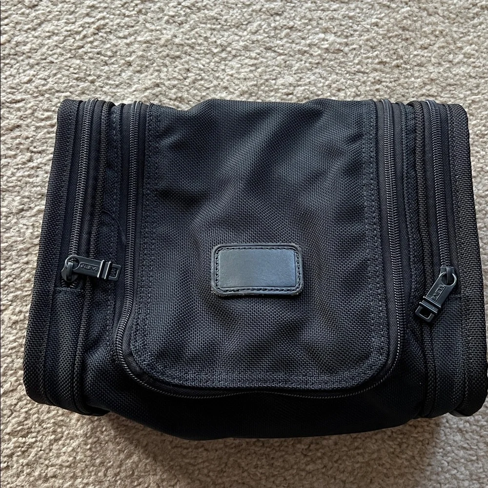Tumi Black Travel Toiletry Cosmetics Bag Unisex Hang Organizer Storage Bathroom